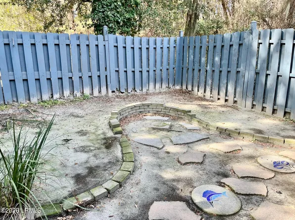 8 Battery Ln, Beaufort, SC 29902