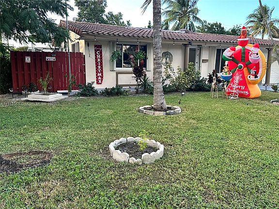 2nd image of 2440 Oleander Dr #0