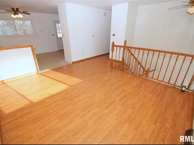 1032 Spruce Hills Dr — Photo 2