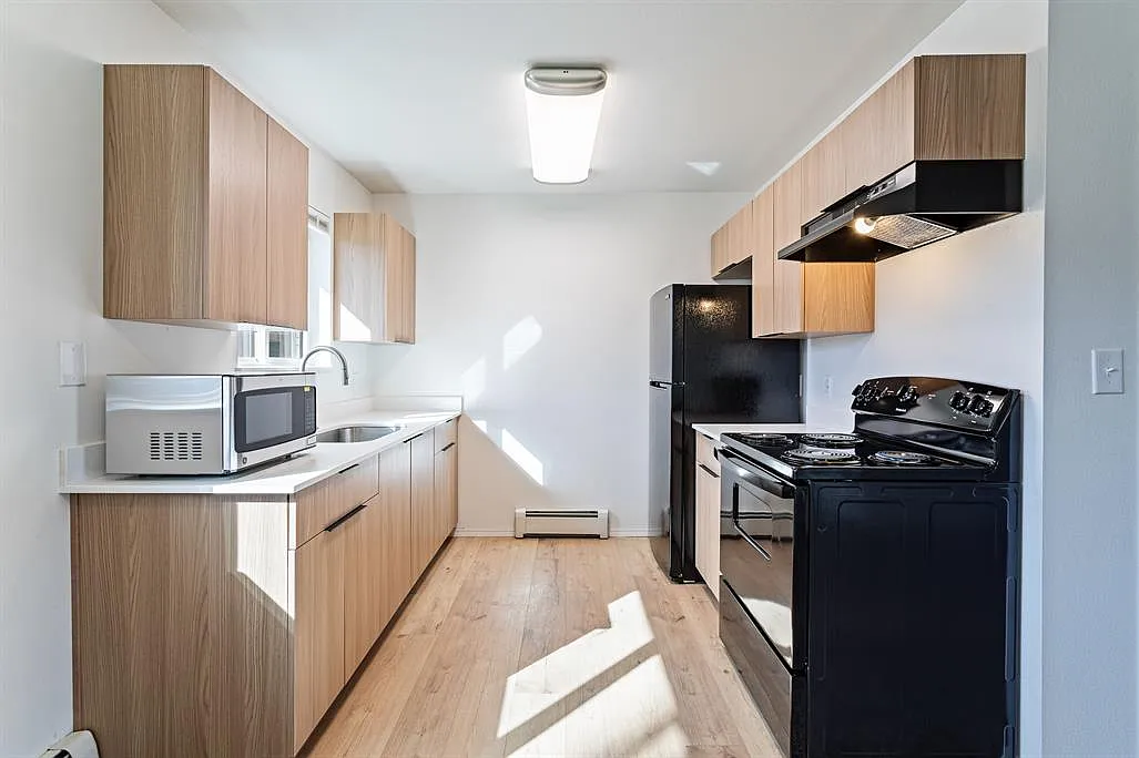 North Russell Apts-1650 N Russell — Photo 4