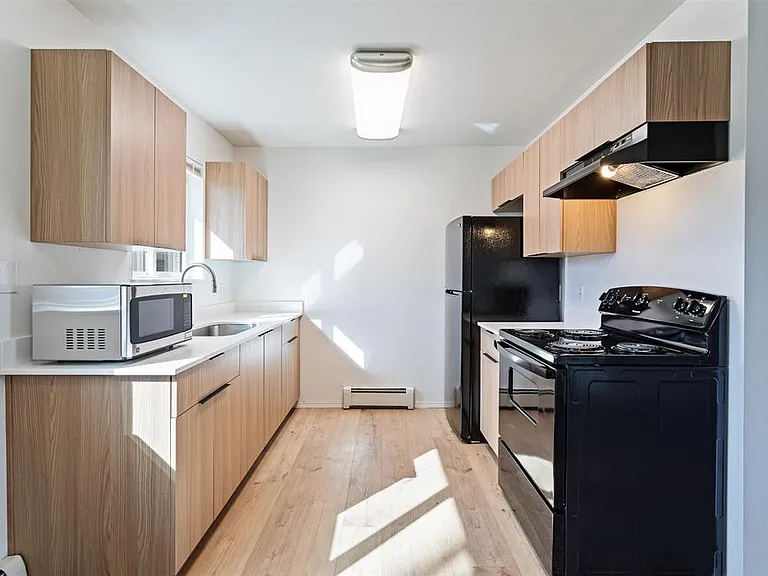 North Russell Apts-1650 N Russell — Photo 4