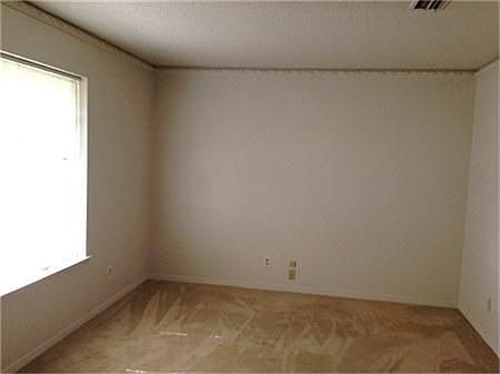 3rd image of 3010 Hillcrest Dr