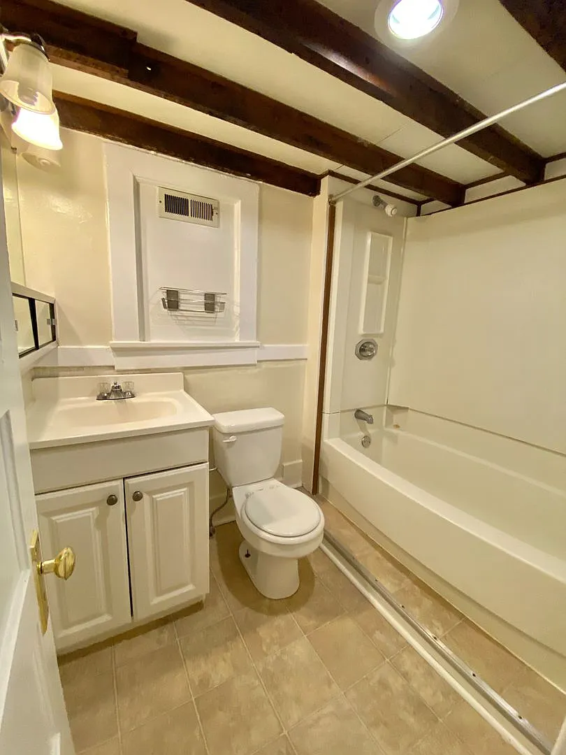 Regis Apartments — Photo 2