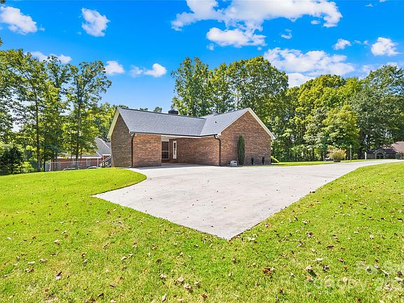 4th image of 123 Country Creek Dr