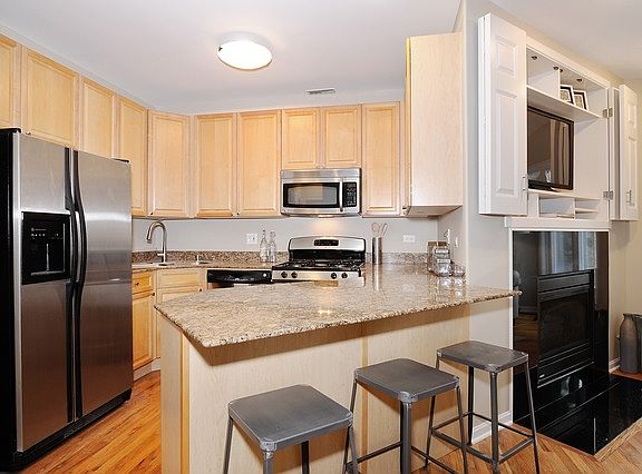 5th image of 1636 N Oakley Ave APT 3
