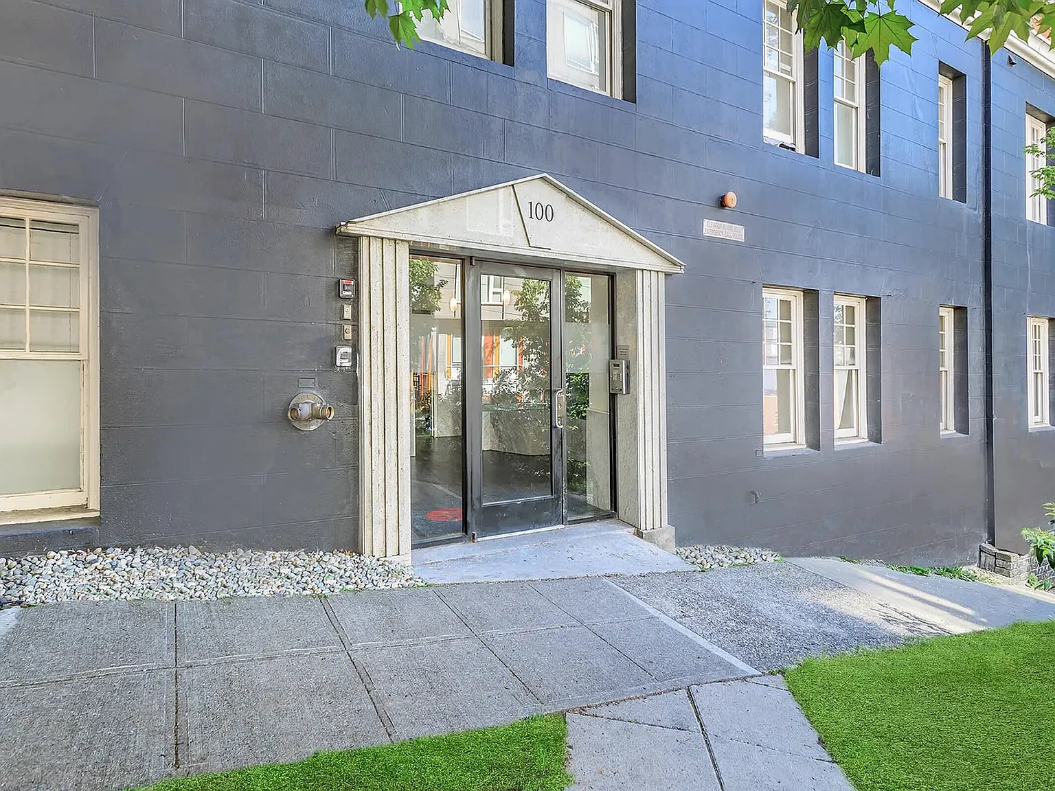 Spacious Retreat with Hardwood Floors, High Ceilings & Prime Downtown Seattle Location! — Photo 1