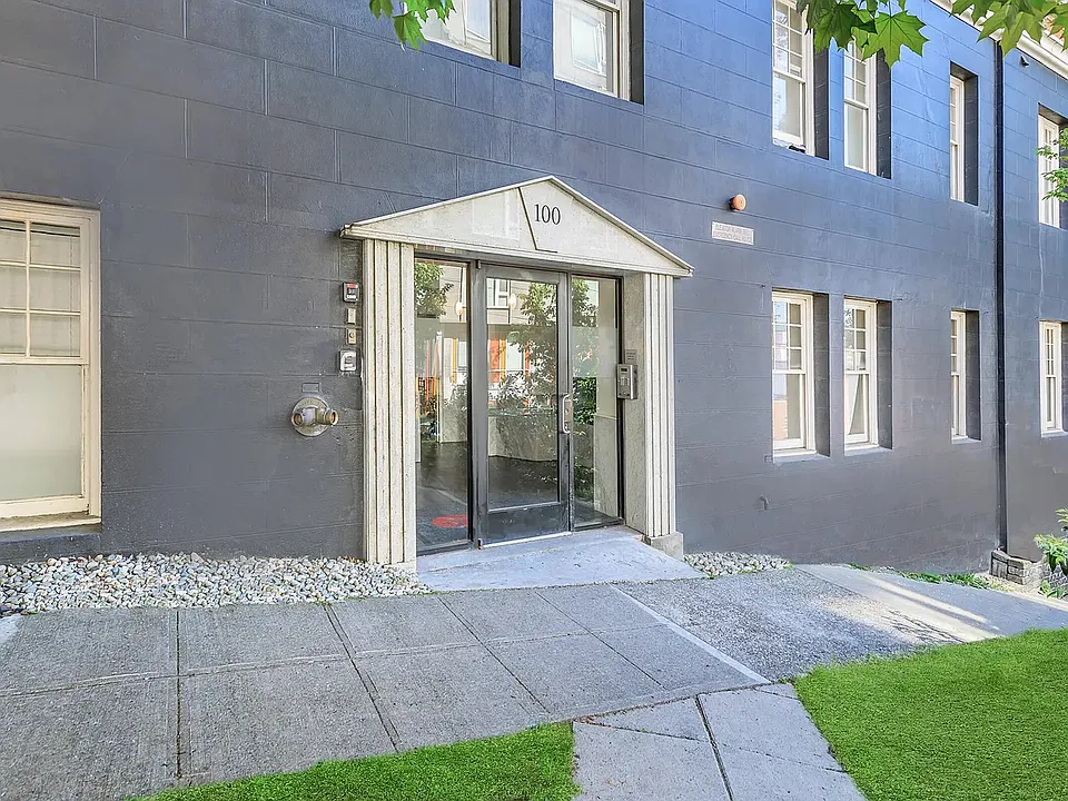 Spacious Retreat with Hardwood Floors, High Ceilings & Prime Downtown Seattle Location!