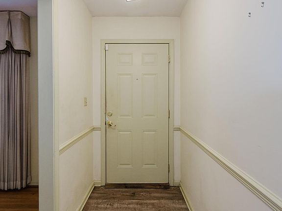 5th image of 904 Sharp Dr