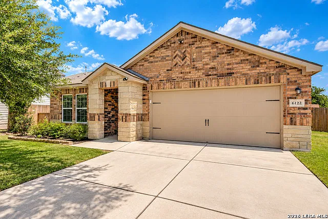 4 bed, 2.0 bath, 1904 sqft, $1,950 — Photo 1
