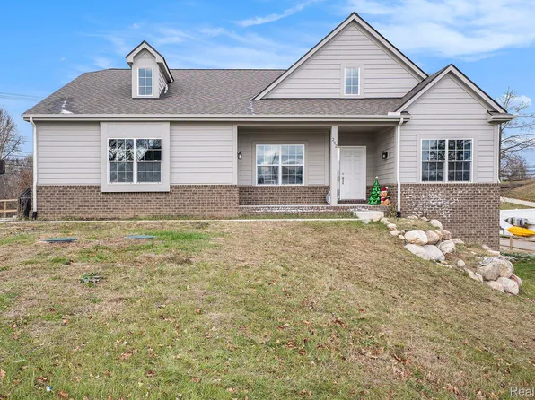 292 Broadway Rd, Davisburg, MI 48350