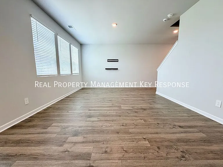 1004 Midpoint Ln — Photo 2