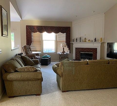 4th image of 281 Lexington Cir