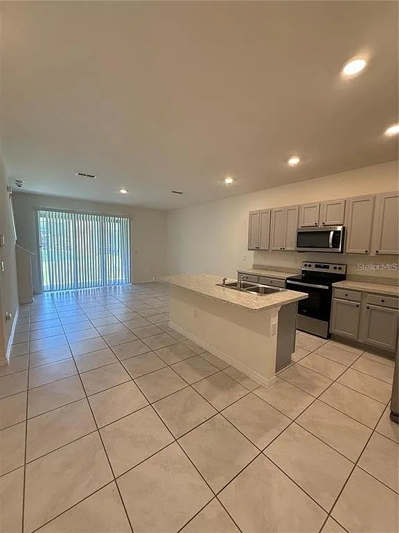 3 bed, 2.5 bath, 1720 sqft, $1,850 — Photo 2