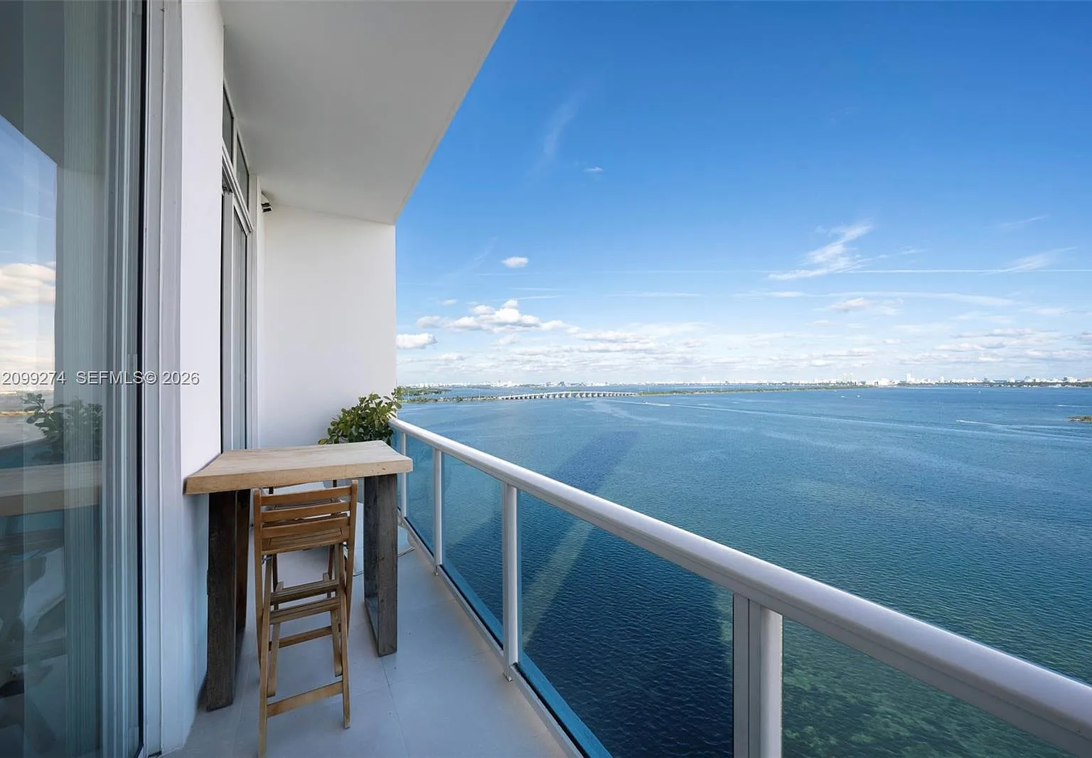 New Wave Condo — Photo 2
