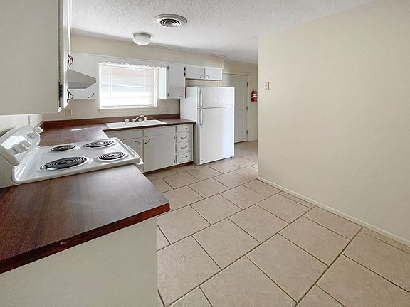 3rd image of 2606-2608 E Sunset Cir #2606