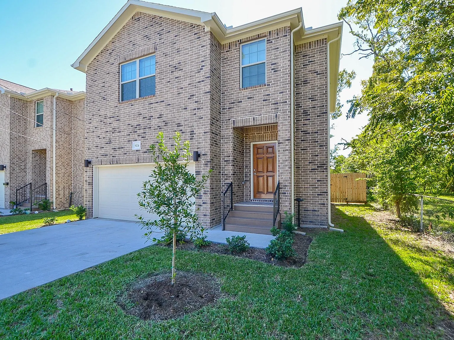 3 bed, 2.5 bath, 2034 sqft, $2,600 — Photo 2