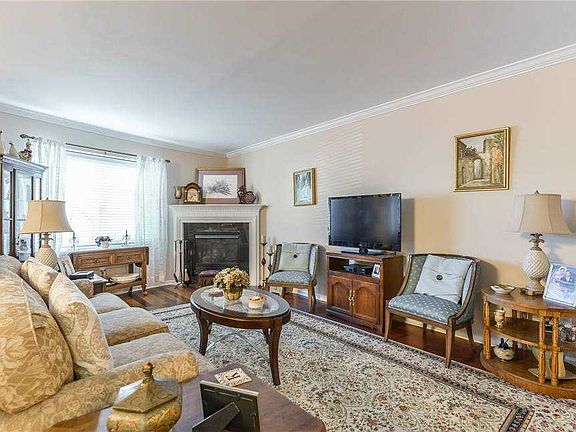 3rd image of 242 Maple Ave APT 210