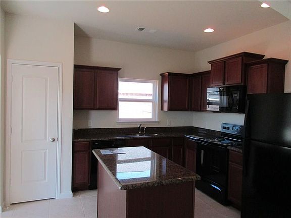 4th image of 1812 Persimmon Dr