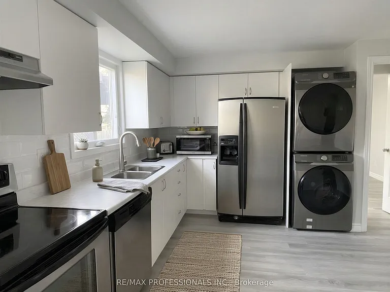 77 Roseneath Cres — Photo 5