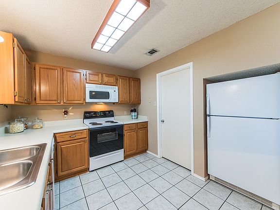5th image of 6421 Fern Meadow Dr