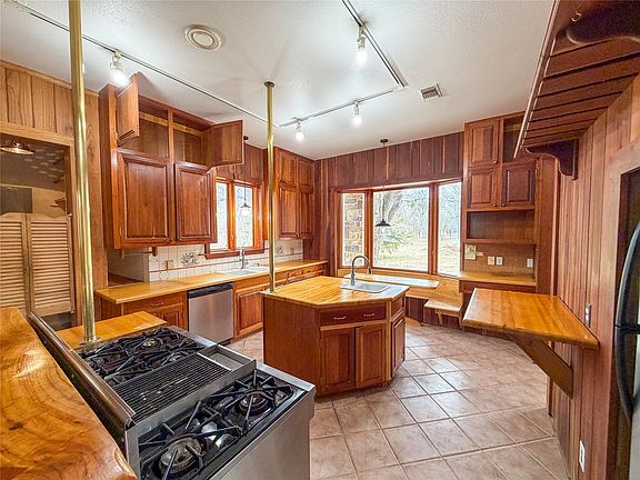 5th image of 322 Wild Wood Dr