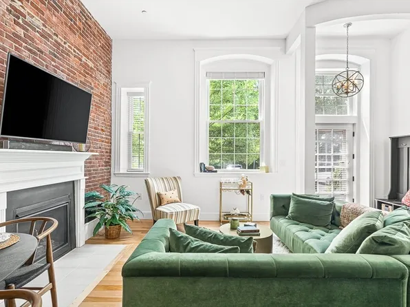 52 Sanborn St APT 1, Reading, MA 01867