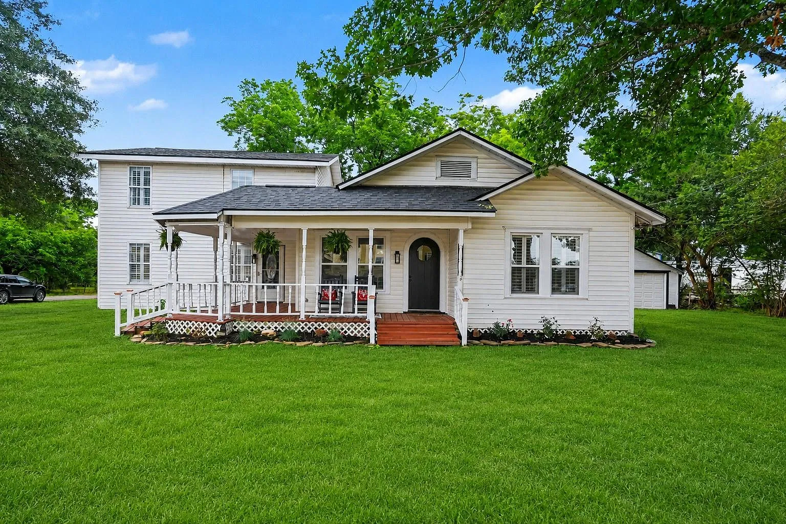 4 bed, 2.0 bath, 2585 sqft, $2,050 — Photo 3