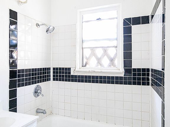 3rd image of 706 N Saint Andrews Pl APT 210