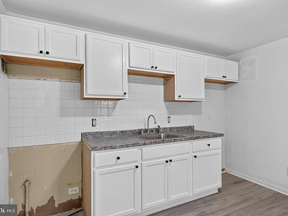 3rd image of 1006 W 3rd St