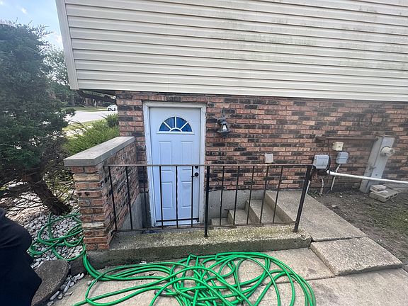 3rd image of 826 E 194th St