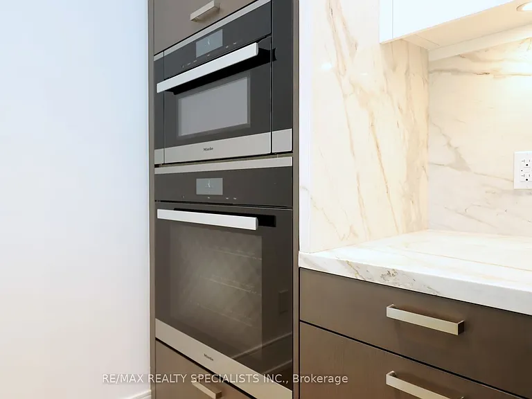 455 Wellington St W #704 — Photo 17