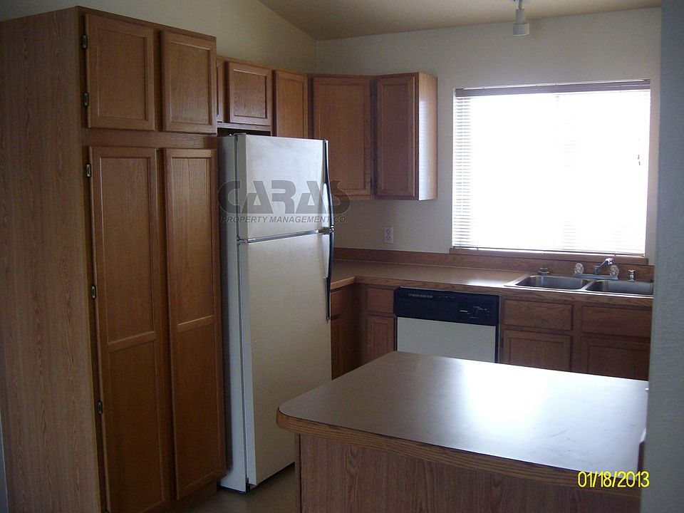 Nice sized kitchen, DW, Breakfast bar.