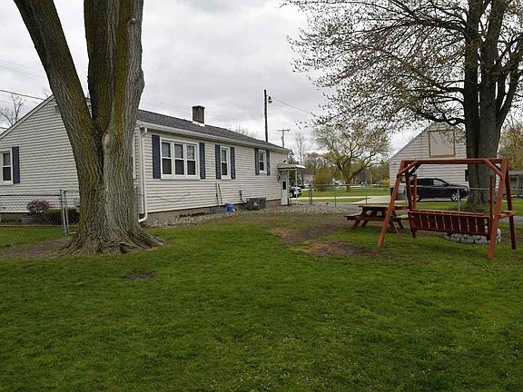 2nd image of 3709 Kawkawlin River Dr
