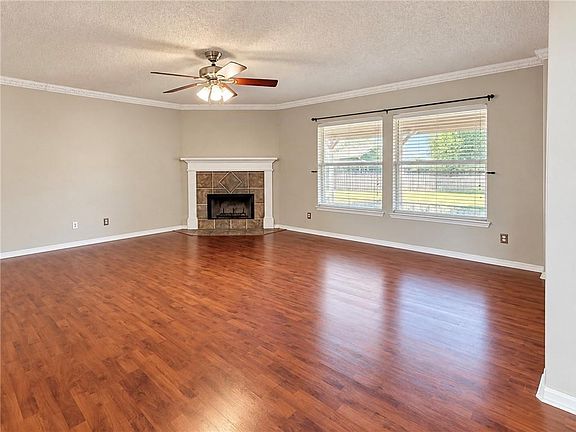 3rd image of 2033 Heather Ln