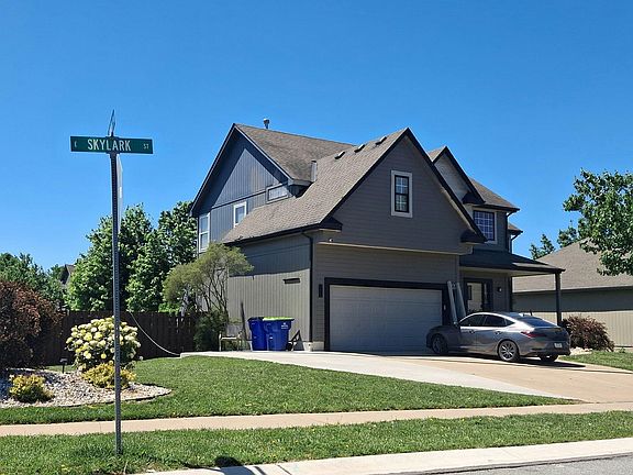 3rd image of 551 E Skylark St