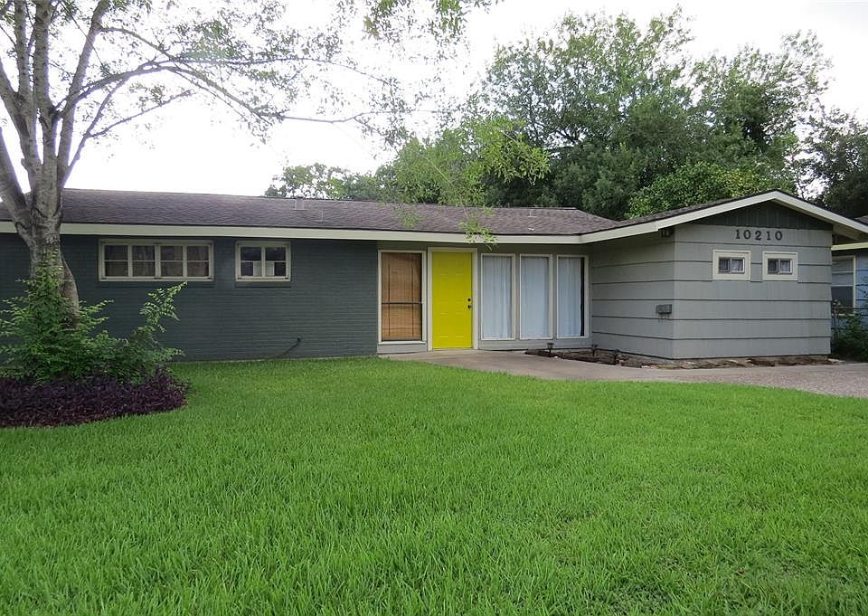 Charming 2 bedroom, 2 bathroom home with large extra room. Pleasing paint color inside and out.
