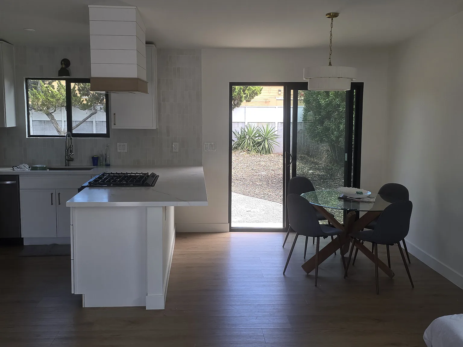 3 bed, 1008 sqft, $5,000 — Photo 3