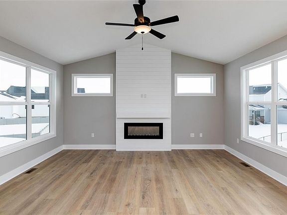 4th image of 1703 E Detroit Pl
