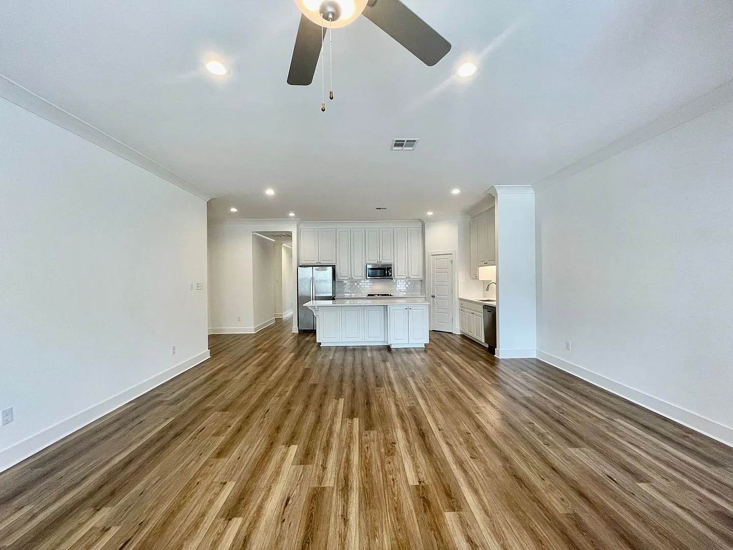 Beautiful 4 Bedroom Home in gated community — Photo 3