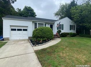 31 Oakrest Ln, Babylon, NY 11702