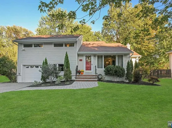 19 Devine Dr, Mahwah, NJ 07430