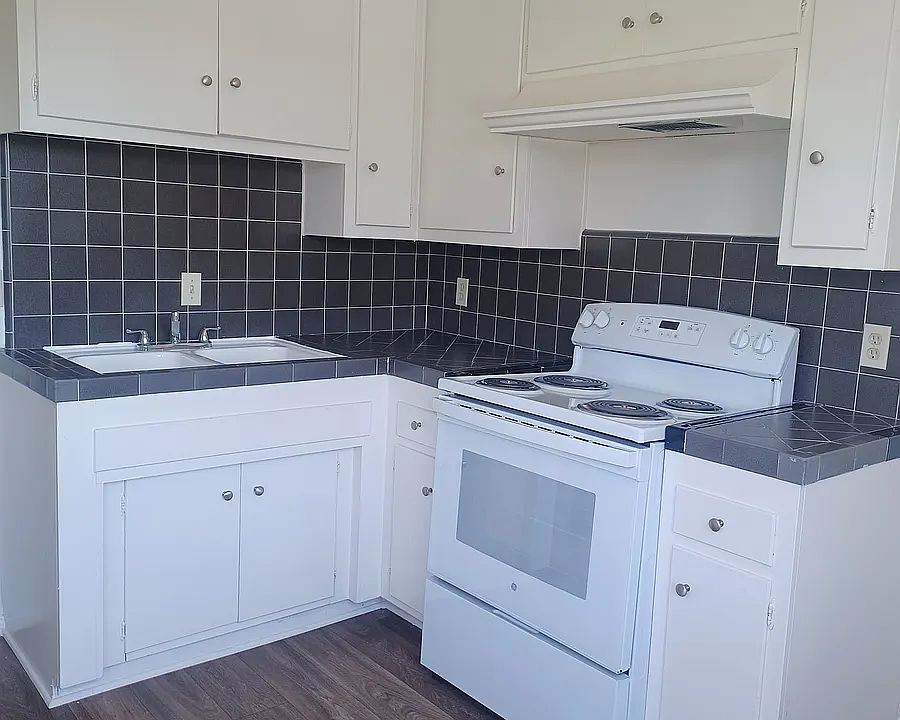 1st image of 15120 Victory Blvd #0B-1Ba-400Sqft