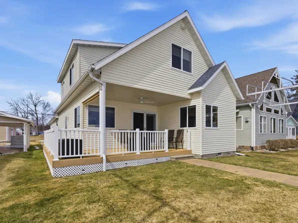 213 Bayshore Dr, Houghton Lake, MI 48629