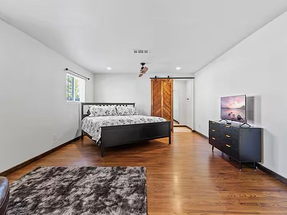 5th image of 2524 Caswell Ave