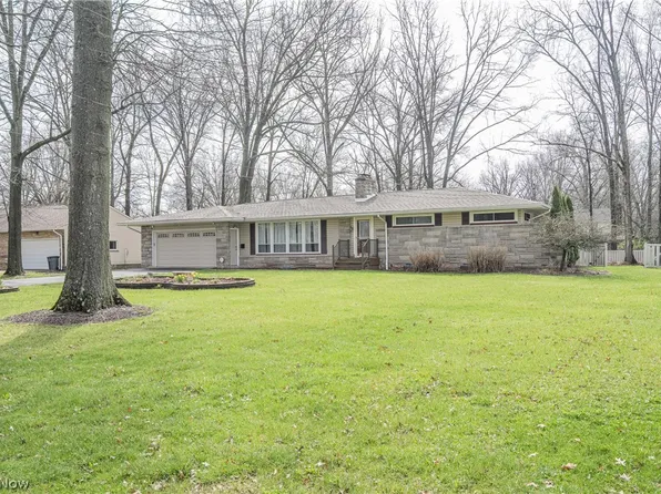 375 Sleepy Hollow Dr, Canfield, OH 44406