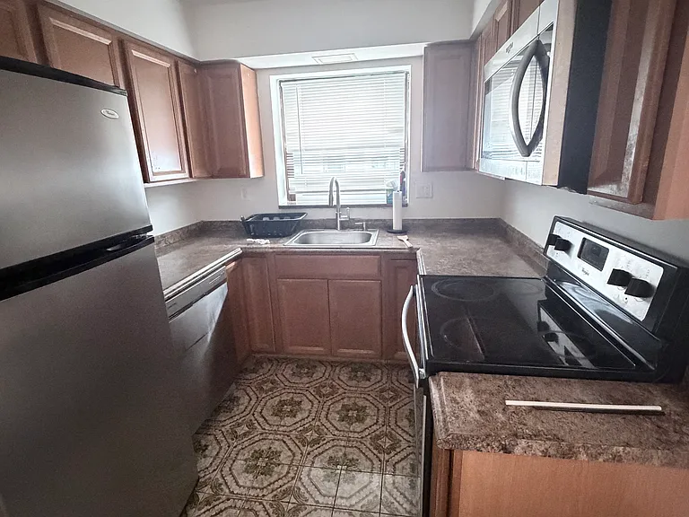 290 Grace Ave #1 — Photo 11