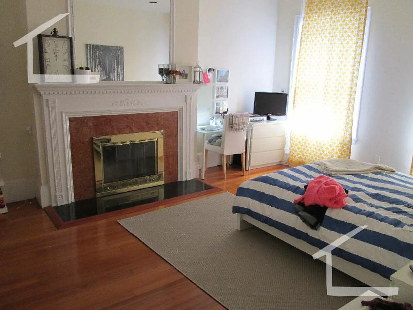 Washington Sq. Location. 3 Full Bathrooms, Porch, Central Heat/AC — Photo 4