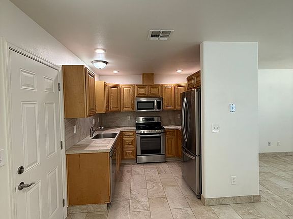 3rd image of 3849 N Roosevelt St #4