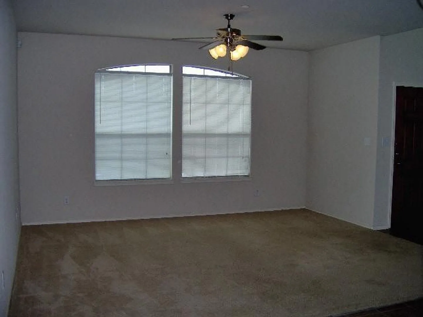 Stunning Townhome Located In Desirable Villages Of Carmel — Photo 3