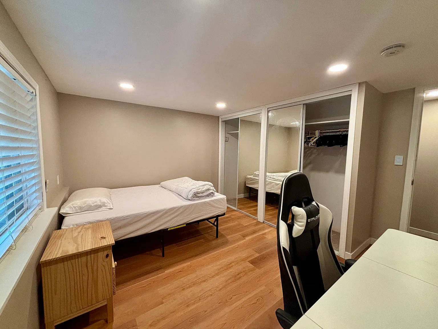 4 bed, 1850 sqft, $1,300 — Photo 1